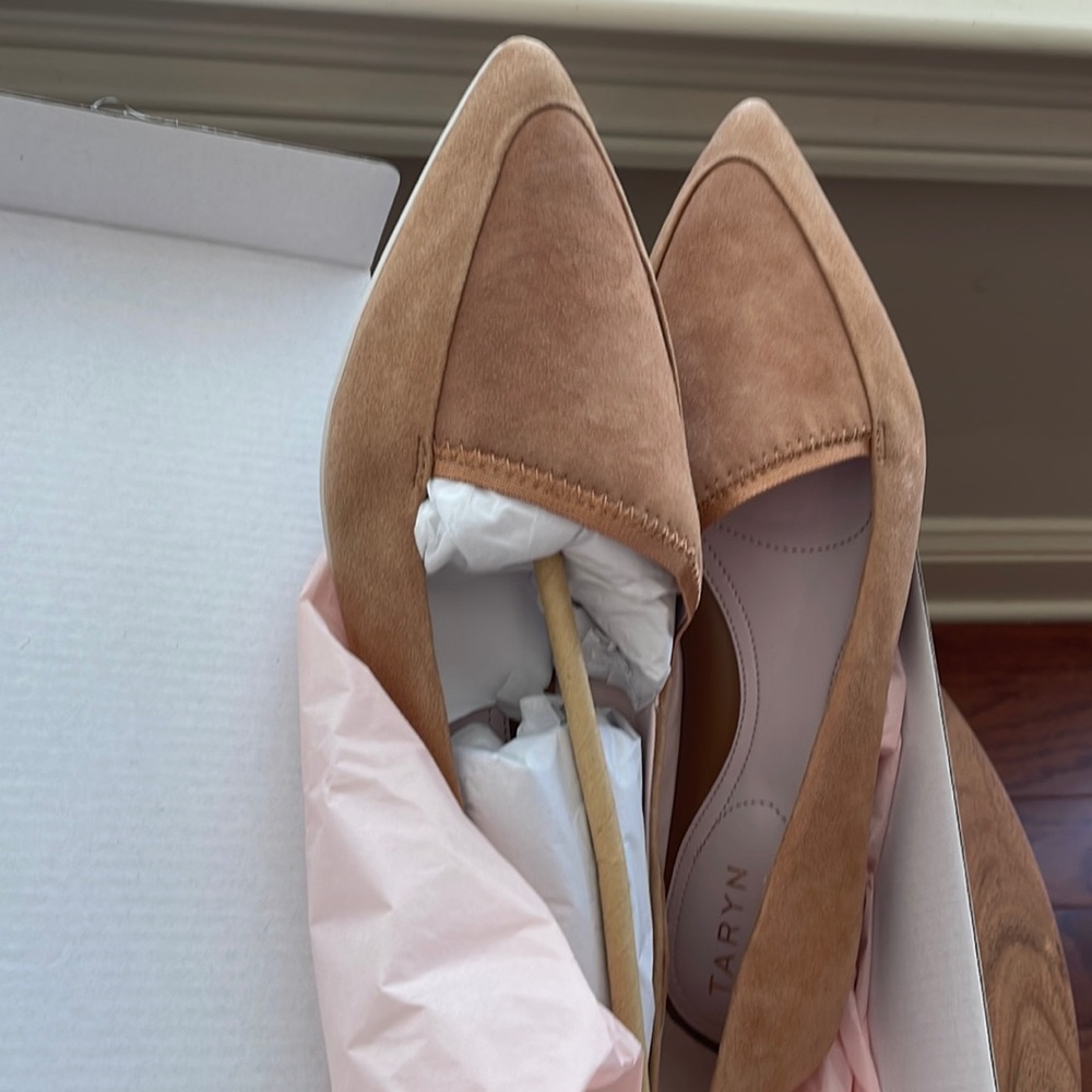 Taryn Rose pointed toe flats. Size 9, color Tan, suede